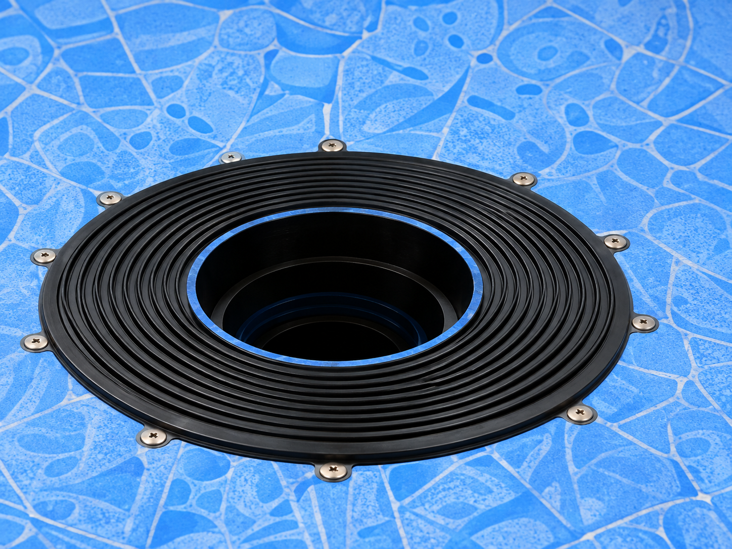Flange preto na ligação da impermeabilização com o ralo, imagem ilustrativa